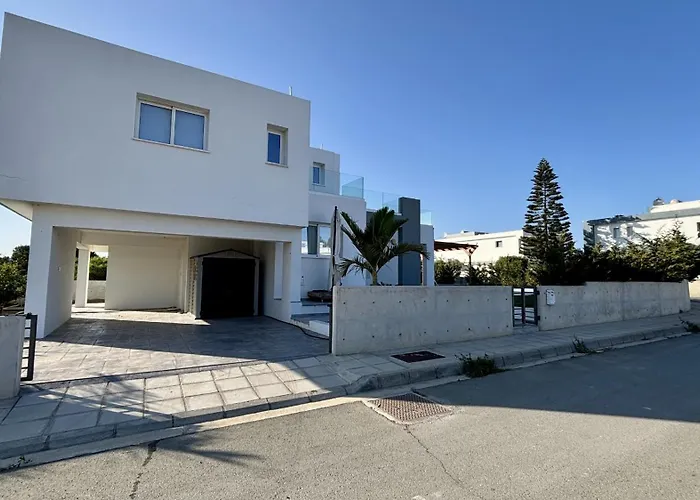 Sunrise With Pool By Trulycyprus פריווליה